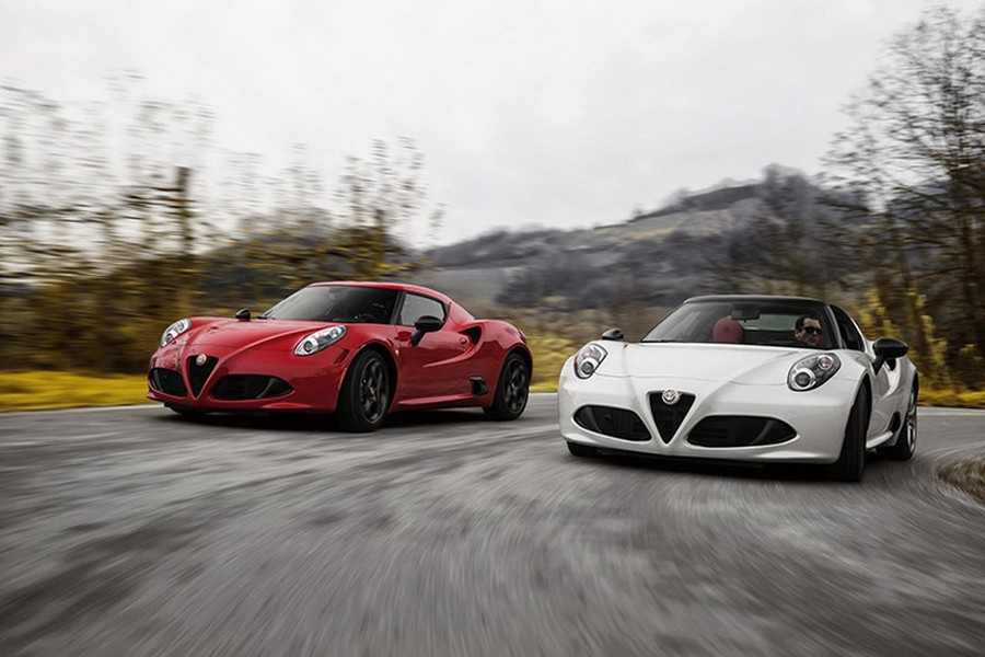 Có 6 tùy chọn màu  ngoại thất dành cho Alfa Romeo 4C Spider: Xám Bassat, Trắng, Trắng Madreperla Tri-coat, Đỏ, Đỏ Rosso Competitizione Tri-Coat và Vàng Giallo Prototipo.